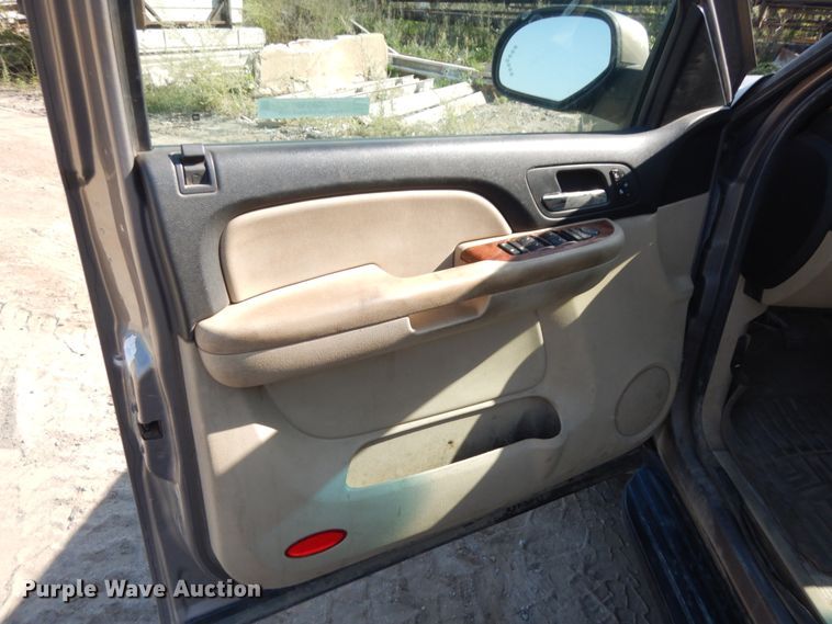 image for item JQ9195 2007 Chevrolet Suburban LT  SUV