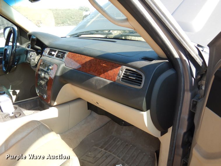 image for item JQ9195 2007 Chevrolet Suburban LT  SUV