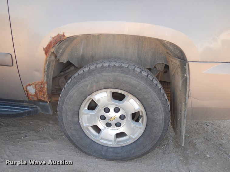 image for item JQ9195 2007 Chevrolet Suburban LT  SUV