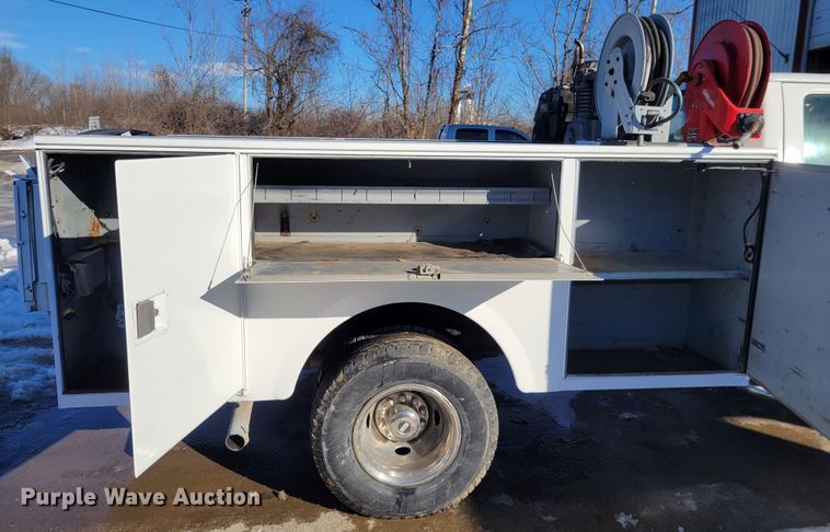 image for item KH9762 1992 Ford F450 Super Duty  utility / service truck