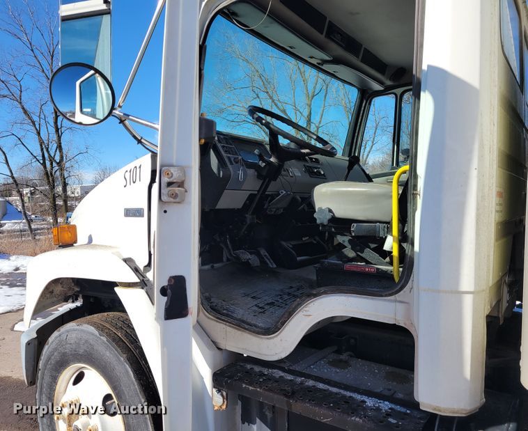 image for item KH9763 2003 Freightliner FL70  box truck