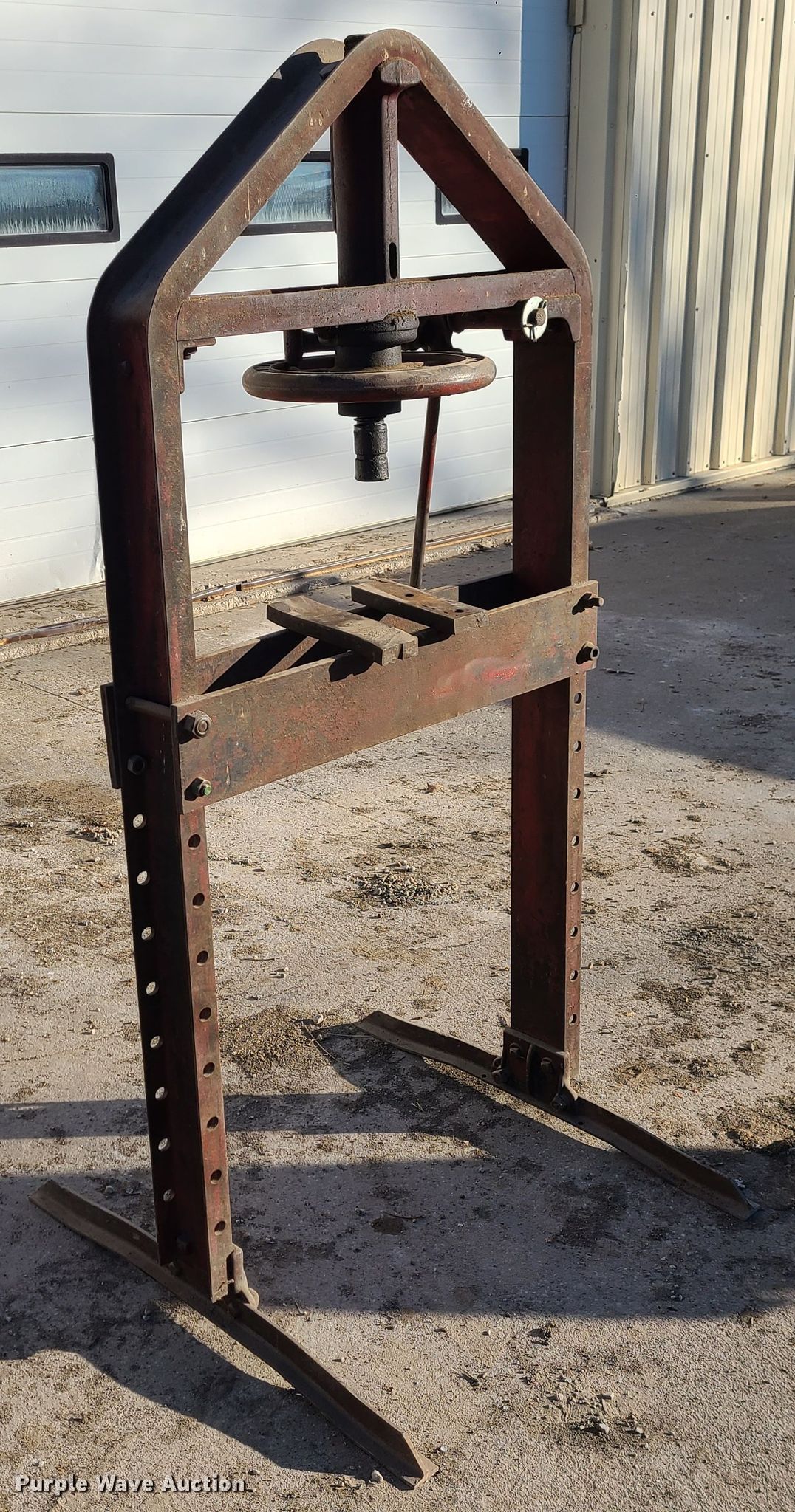 Weaver 20 ton press in Higginsville, MO Item JG9261 sold Purple Wave