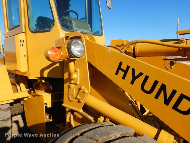 image for item DF0053 1998 Hyundai HL730-3  wheel loader