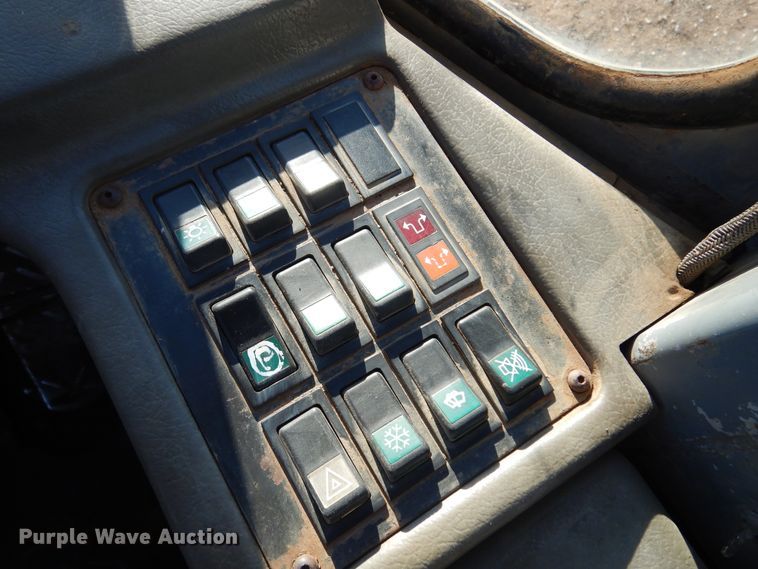 image for item DF0053 1998 Hyundai HL730-3  wheel loader