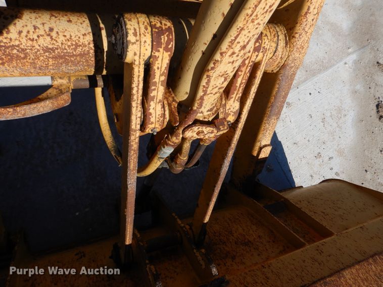 image for item DH8190 1983 John Deere 410B  backhoe