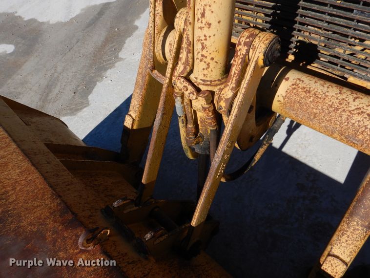 image for item DH8190 1983 John Deere 410B  backhoe