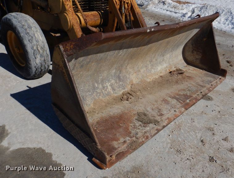 image for item DH8190 1983 John Deere 410B  backhoe