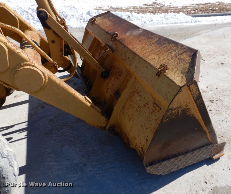 image for item DH8190 1983 John Deere 410B  backhoe