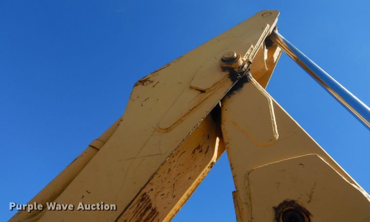 image for item DH8190 1983 John Deere 410B  backhoe