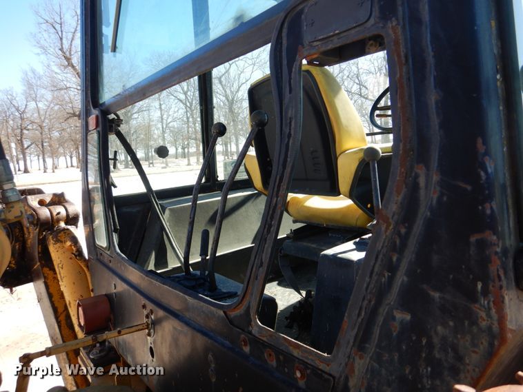 image for item DH8190 1983 John Deere 410B  backhoe