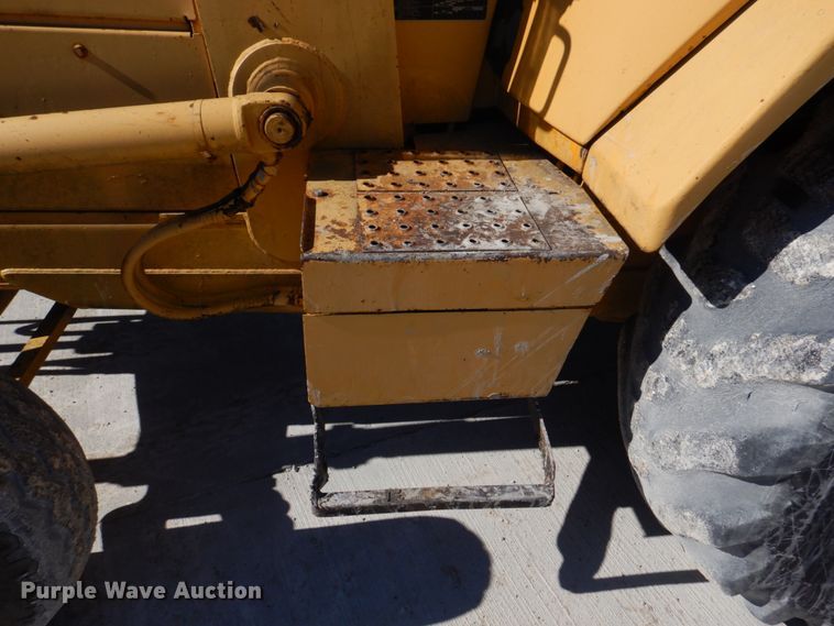 image for item DH8190 1983 John Deere 410B  backhoe