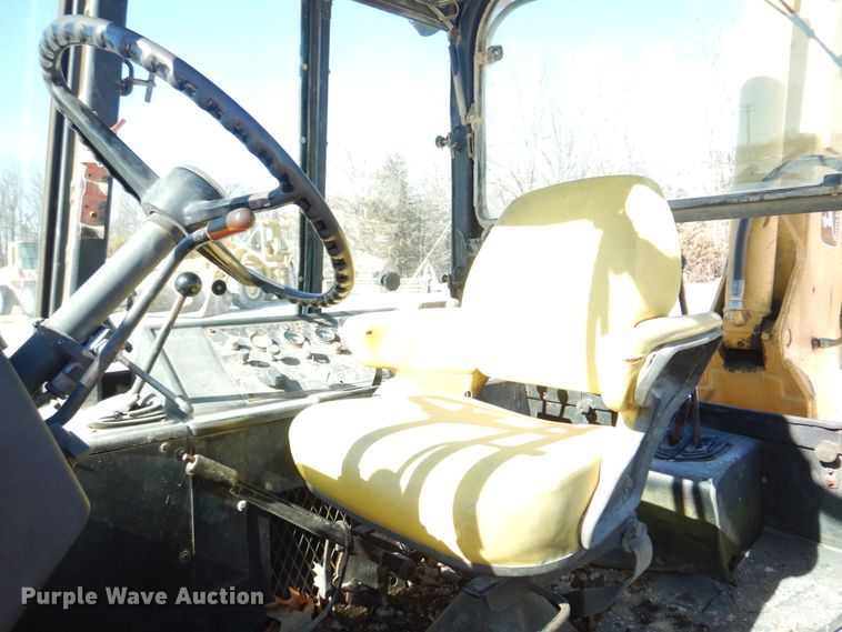 image for item DH8190 1983 John Deere 410B  backhoe