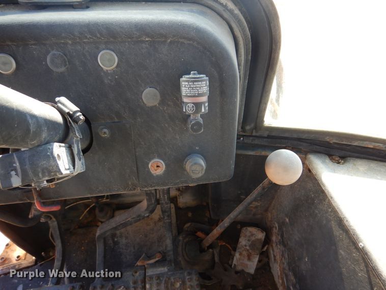 image for item DH8190 1983 John Deere 410B  backhoe