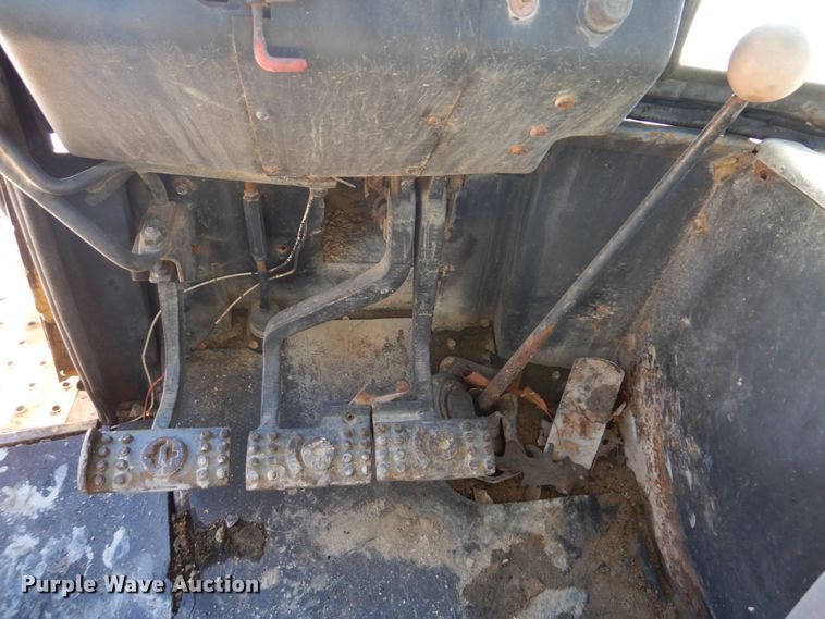 image for item DH8190 1983 John Deere 410B  backhoe