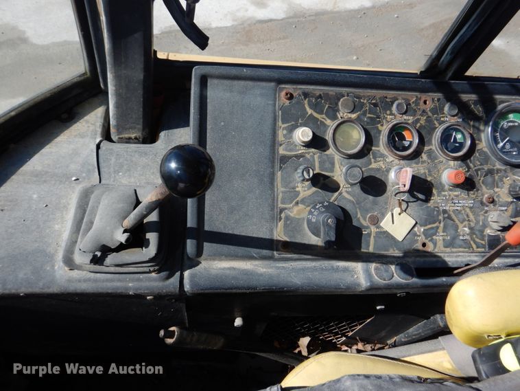 image for item DH8190 1983 John Deere 410B  backhoe