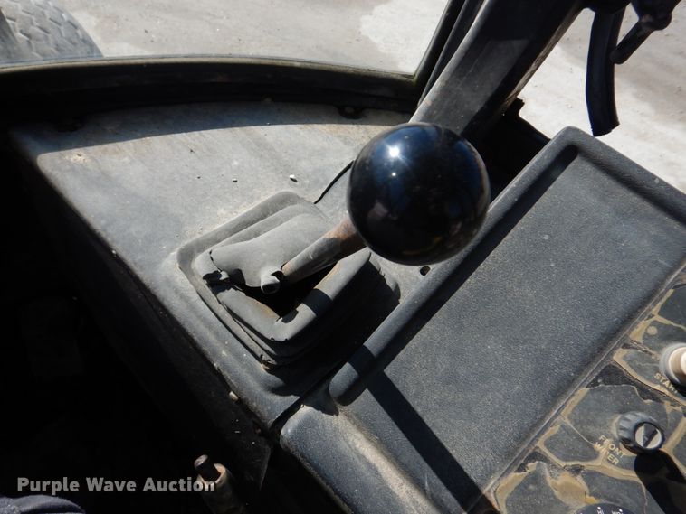 image for item DH8190 1983 John Deere 410B  backhoe