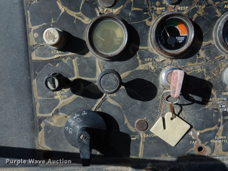 image for item DH8190 1983 John Deere 410B  backhoe