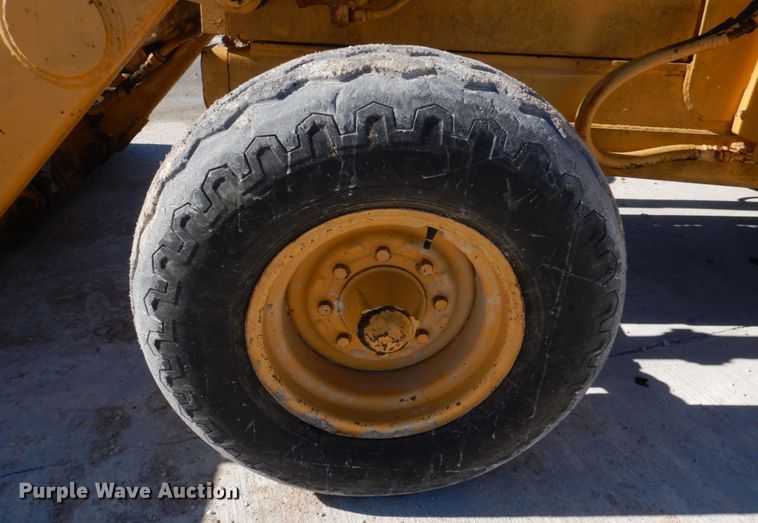 image for item DH8190 1983 John Deere 410B  backhoe