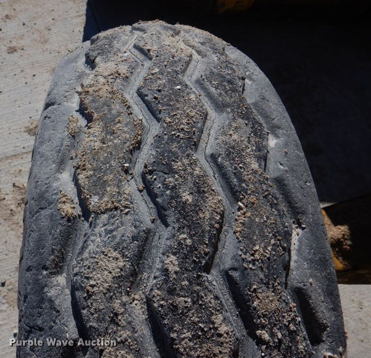 image for item DH8190 1983 John Deere 410B  backhoe