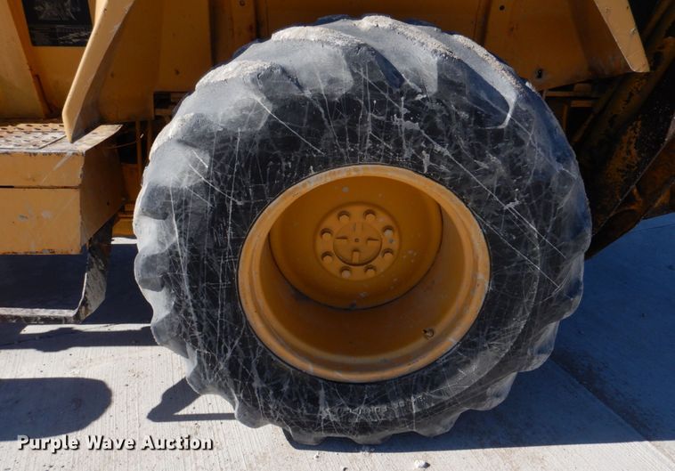 image for item DH8190 1983 John Deere 410B  backhoe