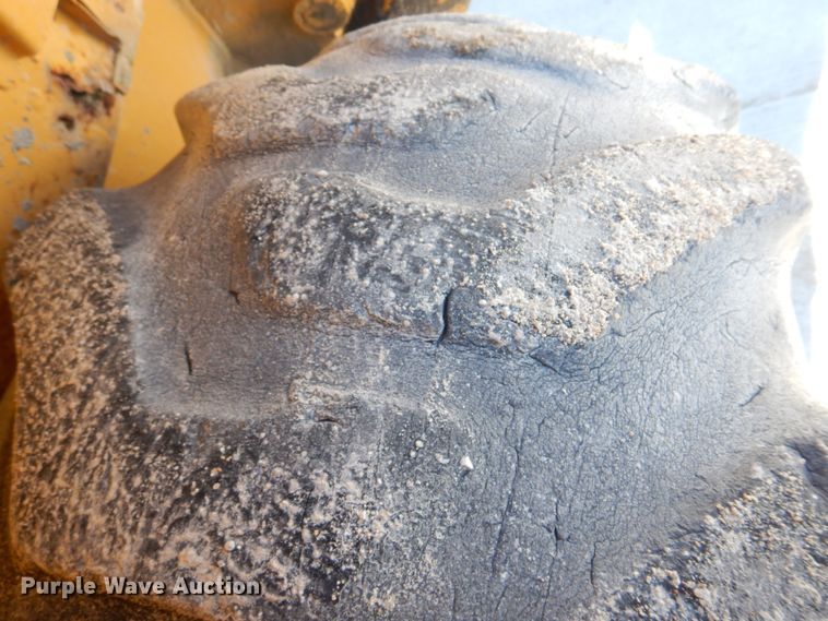 image for item DH8190 1983 John Deere 410B  backhoe