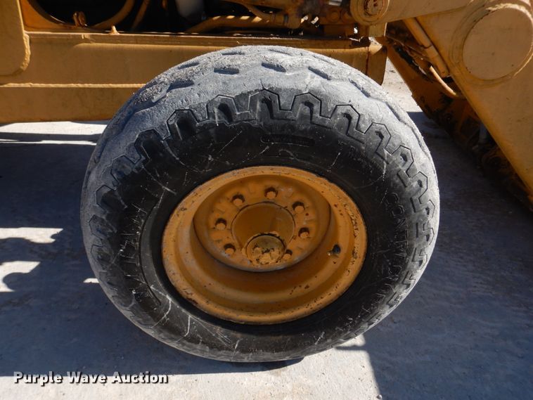 image for item DH8190 1983 John Deere 410B  backhoe