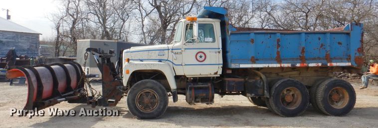 image for item DM4467 1985 Ford LT8000  dump truck