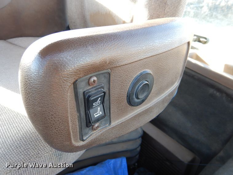 image for item DN1251 2003 John Deere 9520  4WD tractor