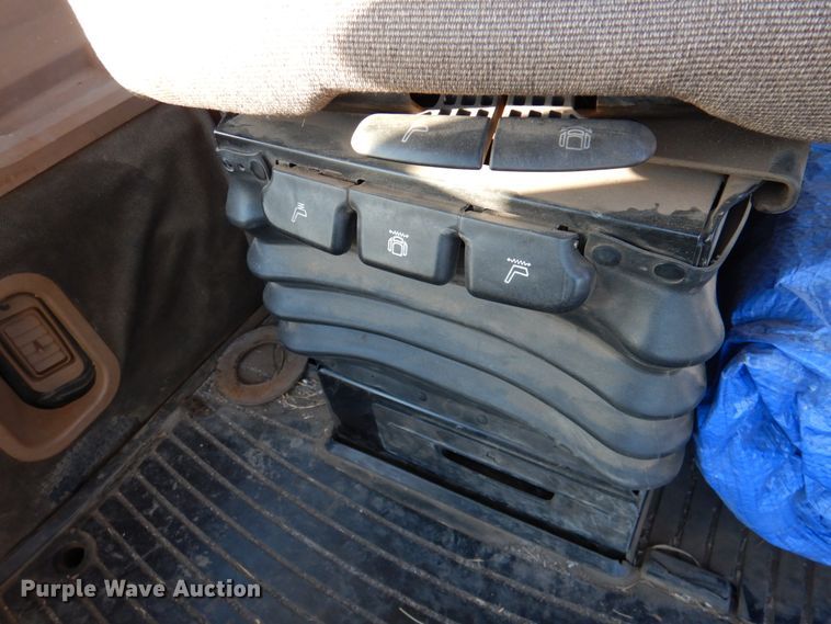 image for item DN1251 2003 John Deere 9520  4WD tractor