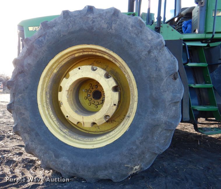 image for item DN1251 2003 John Deere 9520  4WD tractor