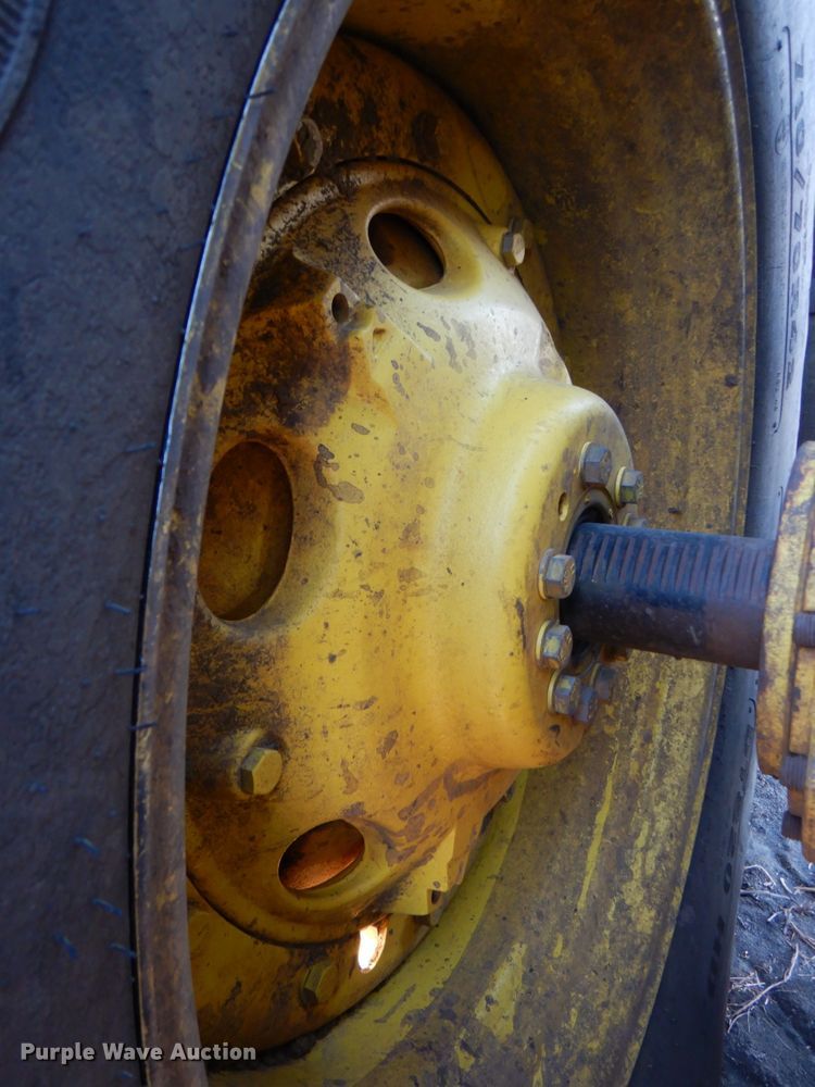 image for item DN1251 2003 John Deere 9520  4WD tractor