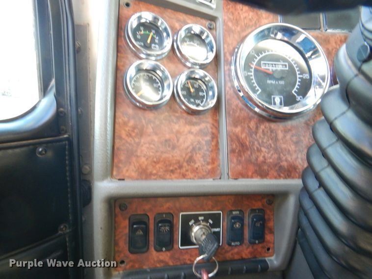 image for item DN2723 2005 Kenworth T800  semi truck