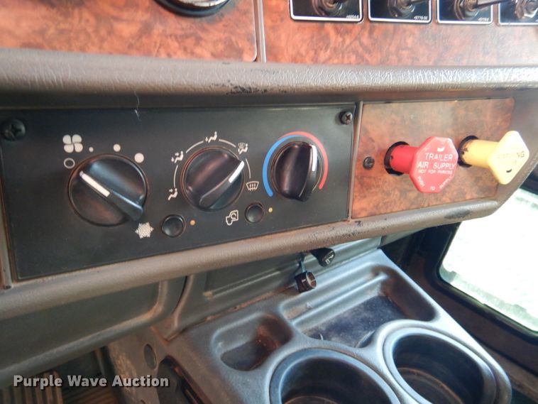 image for item DN2723 2005 Kenworth T800  semi truck