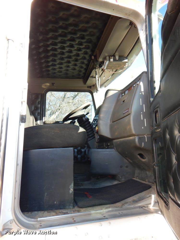 image for item DN2723 2005 Kenworth T800  semi truck