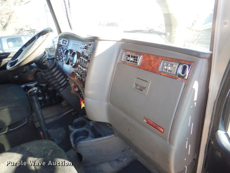 image for item DN2723 2005 Kenworth T800  semi truck