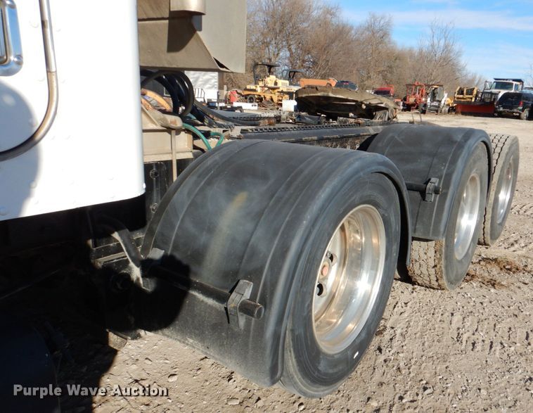 image for item DN2723 2005 Kenworth T800  semi truck