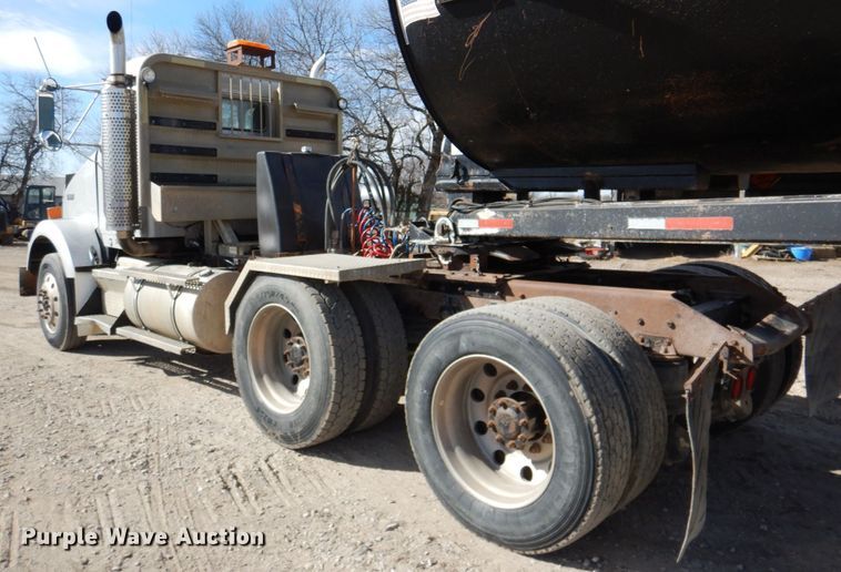 image for item DN2726 2003 Kenworth T800  semi truck