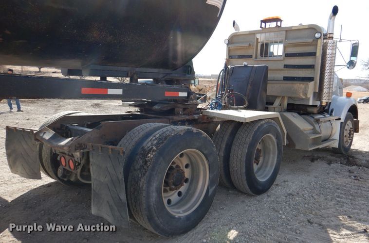 image for item DN2726 2003 Kenworth T800  semi truck