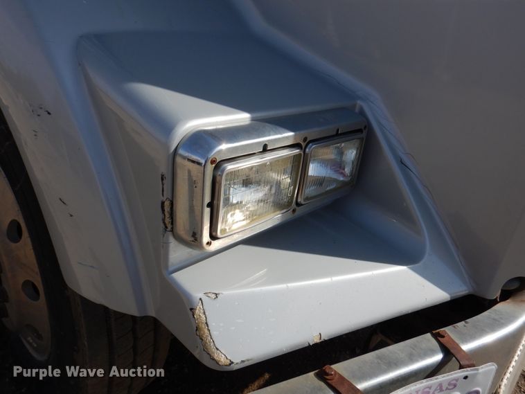 image for item DN2726 2003 Kenworth T800  semi truck