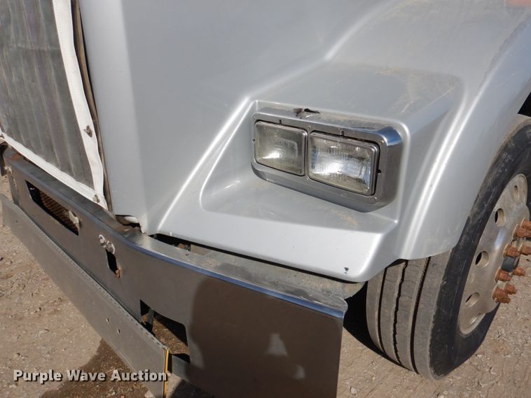 image for item DN2726 2003 Kenworth T800  semi truck