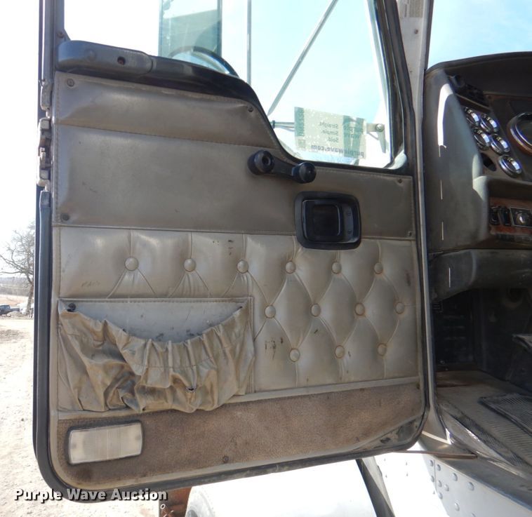 image for item DN2726 2003 Kenworth T800  semi truck