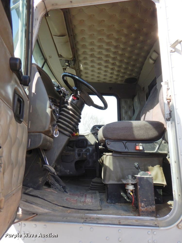 image for item DN2726 2003 Kenworth T800  semi truck