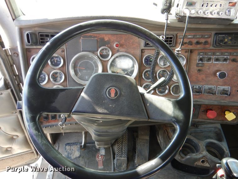 image for item DN2726 2003 Kenworth T800  semi truck