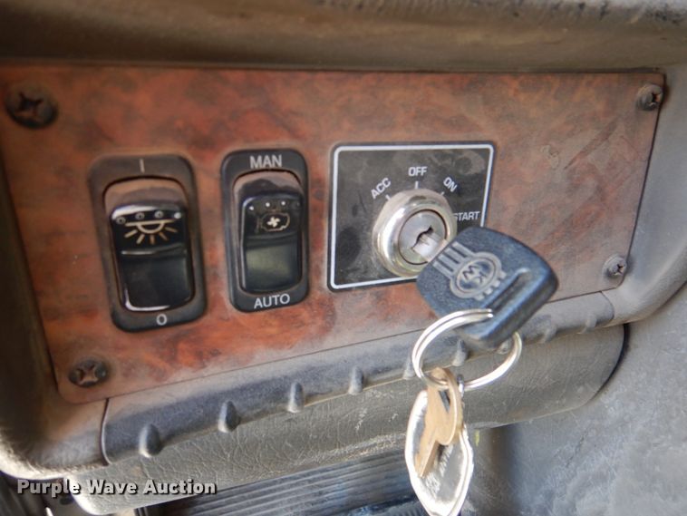 image for item DN2726 2003 Kenworth T800  semi truck