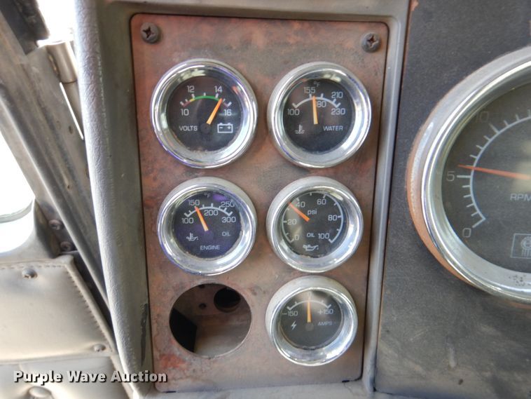 image for item DN2726 2003 Kenworth T800  semi truck