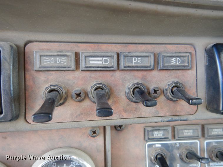 image for item DN2726 2003 Kenworth T800  semi truck