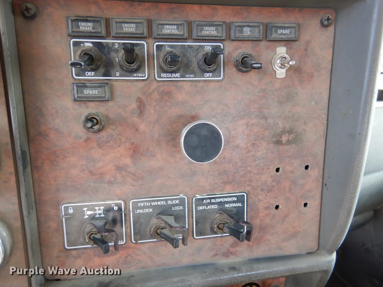 image for item DN2726 2003 Kenworth T800  semi truck