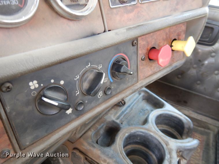 image for item DN2726 2003 Kenworth T800  semi truck