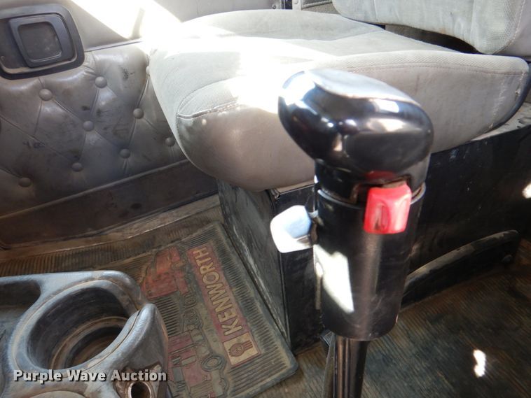 image for item DN2726 2003 Kenworth T800  semi truck