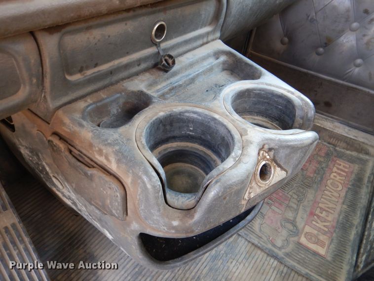 image for item DN2726 2003 Kenworth T800  semi truck